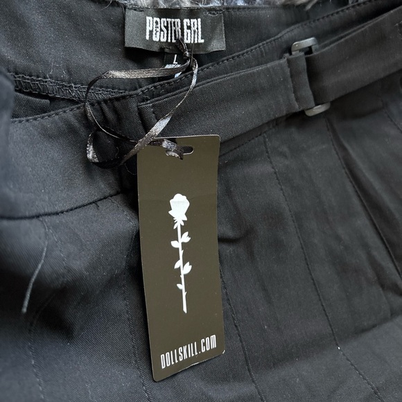 Poster Grl x Dolls Kill Black Pleated Mini Skirt – Size Large (NWT) - Picture 8 of 8